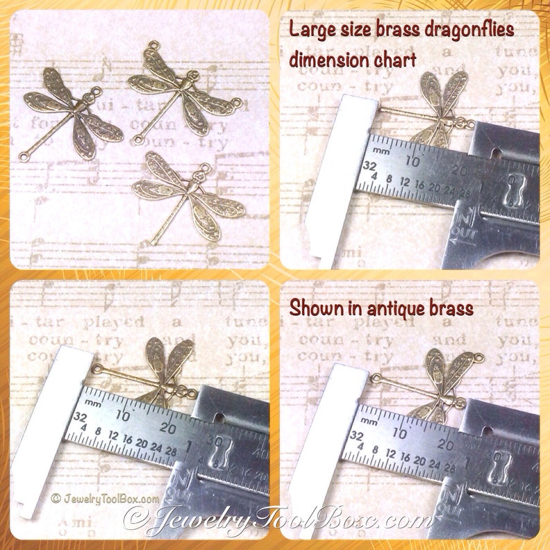 Puede incluir: Cuatro abalorios de lib&eacute;lula de lat&oacute;n antiguo con una regla que muestra que miden aproximadamente 6,5 cm de largo. Los abalorios se muestran en una hoja de m&uacute;sica.