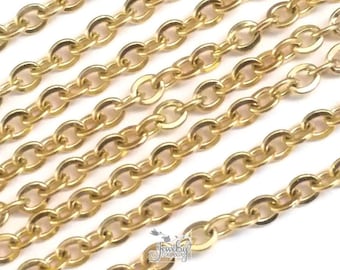 Puede incluir: Cadena de eslabones de oro, primer plano de una cadena de eslabones de oro, la cadena es de metal y tiene un acabado brillante.