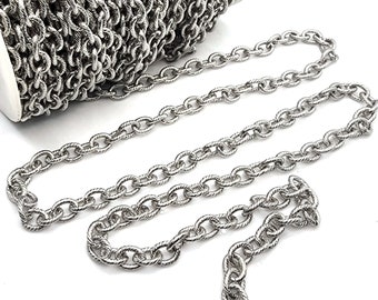 Op de afbeelding: Een zilveren ketting met een gedraaid ontwerp. De ketting is op een spoel gewikkeld en recht gelegd.
