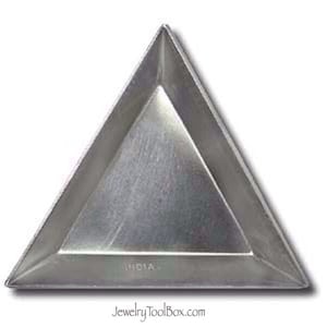 Puede incluir: Una bandeja triangular de metal con un acabado liso y plateado. La bandeja tiene un borde ligeramente elevado y la palabra "INDIA" est&aacute; impresa en la parte inferior.