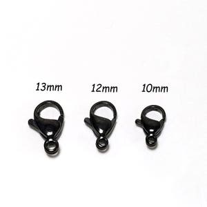 Puede incluir: Tres cierres de langosta de metal negro en diferentes tama&ntilde;os: 13 mm, 12 mm y 10 mm. Estos cierres se utilizan com&uacute;nmente para la elaboraci&oacute;n de joyas.