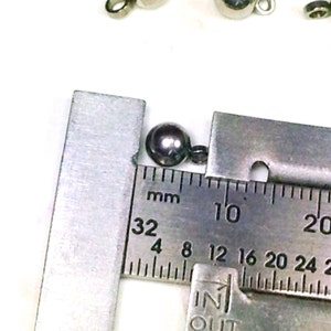 Colgantes redondos de metal, bola de 5 mm, dijes de acero inoxidable, argolla de 2 mm, hipoalergénicos, no se deslustran, lote de 25 a 100 unidades #1460 imagen 4