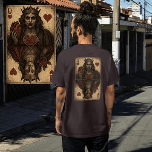 Camiseta vintage Dark Queen of Hearts, camiseta gráfica unissex, moda urbana casual, presente para amantes de jogos de cartas, estilo retrô descolado, design de coração