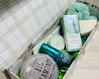Green Themed Bath Gift Box, Relaxation Spa Bundle for Women