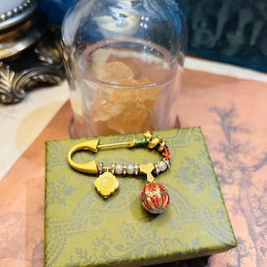 Spilla di sicurezza con ciondolo in seta rossa e oro – Accent orientale fatto a mano / Consegna gratuita / Pronto da indossare / Regalo per baby shower / Regalo per la festa del papà