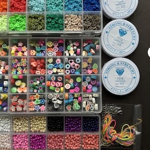 Ultimatives Schmuckherstellungs-Kit - Perlen-Organizer-Box mit 24 Fächern und Anhängern - Werkzeug - DIY Hobby Set für Armbänder / Zubehör