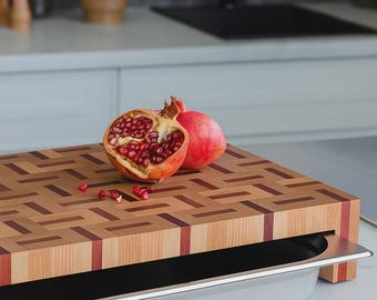 Tabla de cortar personalizada de madera de grano final: fresno y caoba con bandeja de acero inoxidable.