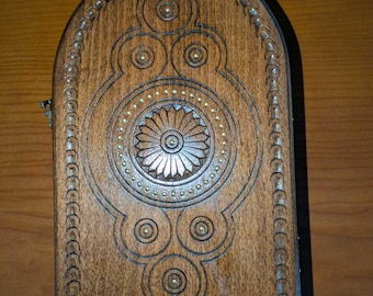 Llavero de nogal tallado a mano para pared, caja de llaves decorativa para pared, organizador de entrada rústico, regalo único de inauguración de la casa, arte de madera artesanal.