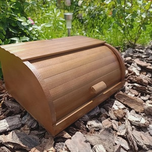 Peut inclure: Une tasse en céramique blanche avec une anse noire et le texte "But First, Coffee" dans un style manuscrit. La tasse est sur une surface blanche. La tasse mesure environ 10 cm de haut.