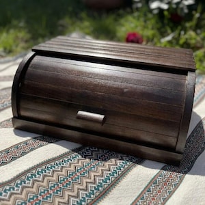 Brödlåda i mörk valnötsträ, brödlåda med rulltopp, rustik köksförvaring, lantlig bänkskiva, handgjord brödhållare.