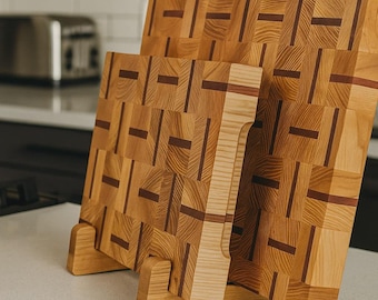 Juego de tabla de cortar personalizada de madera de fresno y sapeli con soporte.