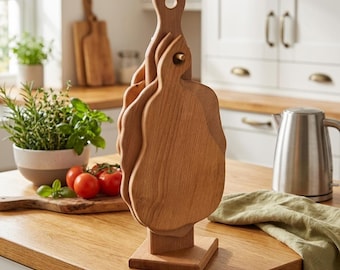 Juego de tablas de cortar de madera hechas a mano con forma de fruta y soporte - 4 tablas de servir únicas de madera de haya - Decoración rústica para la cocina y regalo de inauguración de casa