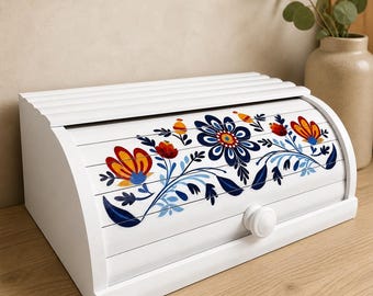 Scatola per il pane decorata con motivi floreali dipinti a mano - Contenitore rustico in legno bianco per il pane, ideale per il piano della cucina.
