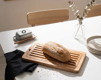 Tabla de cortar pan de madera con bandeja recogemigas: tabla de cortar de 38 x 18 cm.