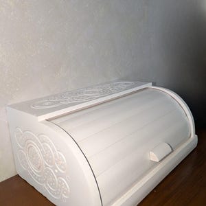 Panera de madera con tallado geométrico, panera de estilo rústico moderno, contenedor de pan tallado a mano, regalo minimalista para almacenamiento de cocina.