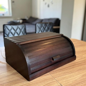 Rustikt bondgårdsbrödförvaring, handgjord brödlåda i trä, brödlåda med rulltopp för köksbänkskiva, miljövänlig köksutrustning i trä som present.