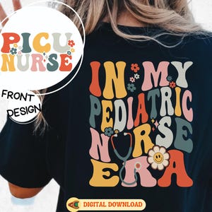 Puede incluir: Camiseta negra con un diseño retro colorido. El diseño frontal dice "PICU NURSE" en naranja, amarillo y azul. El diseño trasero dice "IN MY PEDIATRIC NURSE ERA" con un estetoscopio y un diseño floral.