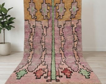 Handgjord Boujad-matta i ull: Rosa, senapsgrå, abstrakt tribal berbergolvkonst