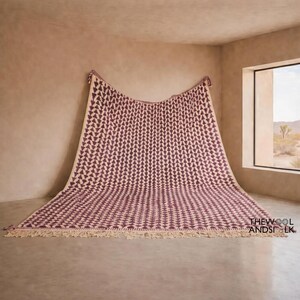 Anpassad marockansk ullmatta, handvävd krämfärgad vinröd azilalmatta, minimalistisk lila geometrisk matta, mjuk boho vardagsrumsmatta