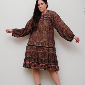 Robe indienne en gaze de coton Phool des années 70, robe indienne Bohemain originale des années 70, robe smockée hippie florale vintage S