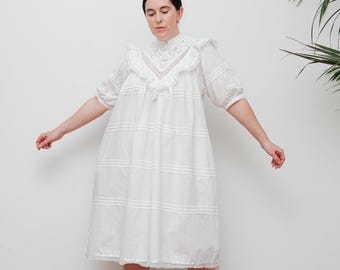 70’s White Cotton Smock Dress with Ruffles,  Vintage Victorian Style Floral Dress, White French Cotton Dress with Pockets, Frilly Dress M