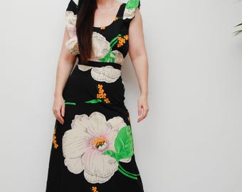 70&#39;s Black Tropical Floral Pinafore Dress, Vintage Flower Dress in Cotton, Apron Frilly, Prairie / M