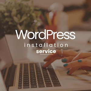 Pode incluir: Um laptop com o texto "WordPress installation service" é exibido. Mãos com esmalte azul digitam no teclado. Uma planta e uma caneca vermelha com canetas estão no fundo.