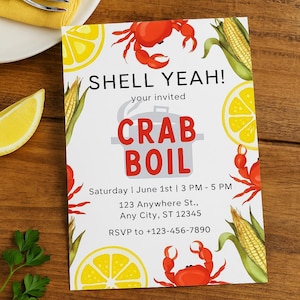 Puede incluir: Una tarjeta de invitación blanca con el texto "SHELL YEAH!" y "CRAB BOIL" en letras grandes y en negrita. La tarjeta presenta ilustraciones de cangrejos rojos, rodajas de limón amarillas y mazorcas de maíz. Los detalles del evento también están impresos.