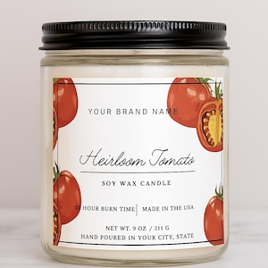Könnte beinhalten: Ein Glas-Kerzenglas mit schwarzem Deckel, mit einem Etikett mit roten Erbstomaten-Illustrationen. Auf dem Etikett steht "Heirloom Tomato Soy Wax Candle" und "211 g".