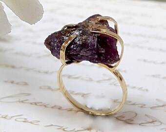 Anillo solitario de oro con rubí, anillo de oro con rubí en bruto, anillo de rubí rojo, anillo de rubí natural, joyería de piedra natal de julio, anillo de piedra natal, anillo de gema en bruto