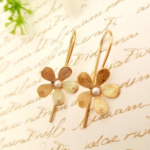 Floral Earrings, Gold flower Bridal Earrings, Center Pearl Earrings, Pearl Drop Earrings, Pearl Dangle earrings, Floral Pearl Earrings