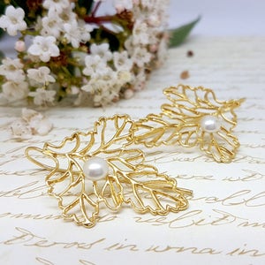 Perlen Braut Blatt Ohrringe, Waldhochzeitsschmuck, Braut Perle Ohrringe, Perle Gold Ohrringe, Blattgold Ohrringe, Ahornblatt Ohrring