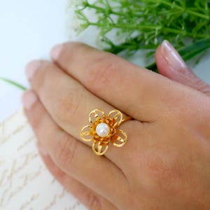 Pearl Flower Ring, Gold Pearl Ring, Pearl Bridal Ring, Wedding Jewelry, White Pearl Ring, Unique Flower Ring, Wedding Ring, Gift for Women