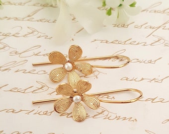 Pearl Flower Earrings, Wedding Earrings, Bridal Pearl Jewelry, Pearl Drop Earrings, Flower Dangle Earrings, Bridesmaid Gift, Summer Jewelry