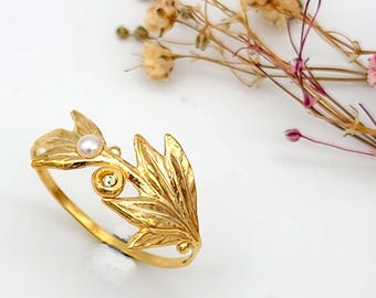 Pearl Ring, Elegant Gold Leaf White Pearl Ring, Dainty Gold Ring, Gold Leaf Ring, Statement Pearl Ring, Botanical Ring, Leaf Jewelry