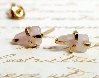 Rohe Rosenquarz Ohrstecker, Rosenquarz Schmuck, Rosenquarz Kristall Ohrringe, Rosa Stein Ohrstecker, Kristall Ohrstecker, Rohstein Ohrstecker