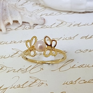 Anello sottile a farfalla in oro, anello delicato in oro, anello con perla in oro, anello delicato con perla a goccia, anello a farfalla in oro, anello impilabile in oro