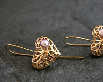 Brincos de coração dourados, brincos pendentes dourados, brincos de coração com pérolas douradas, brincos de gota em formato de coração, joias de coração douradas