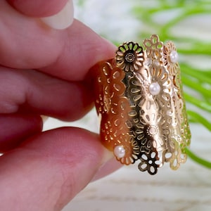 June Birthstone Ring, Triple Freshwater Pearl Flower Ring, Gold Pearl Ring, Gold Pearl Jewelry, Freshwater Pearl Jewelry, Birthstone Gift