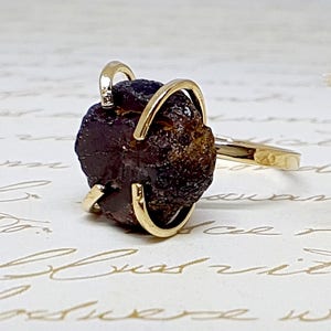 Granat Ring, Rohstein Ring, Goldring, Gold Edelstein Ring, Gold Solitaire Ring, Januar Geburtsstein, Boho Schmuck, Solitaire Ring