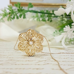 Flower Necklace, Gold Flower Necklace, Gold Necklace, Dainty Necklace, Flower Pendant Necklace, Gold flower Necklace with fresh water pearl