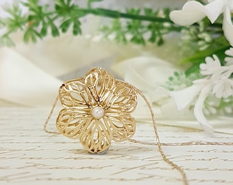 Flower Necklace, Gold Flower Necklace, Gold Necklace, Dainty Necklace, Flower Pendant Necklace, Gold flower Necklace with fresh water pearl