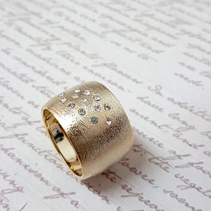 Gold-Statement Ring, einzigartige Hochzeit Band, breite Goldband, Zirkonia Band, Ehering, moderne Goldring, Braut breite Band Bild 4