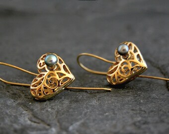 Brincos pendentes de coração dourado, brincos dourados com o símbolo do amor, presente de joias para o Dia dos Namorados, brincos de pérola dourada, brincos de gota em formato de coração, joias de coração douradas