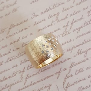 Gold-Statement Ring, einzigartige Hochzeit Band, breite Goldband, Zirkonia Band, Ehering, moderne Goldring, Braut breite Band Bild 2