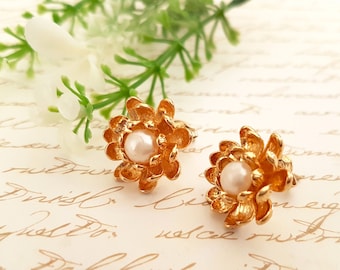 Pearl Bridal Earrings, Pearl Flower Earrings, Bridesmaid Jewelry, June Birthstone Earrings, Pearl Jewelry, Gold Pearl Earrings, Pearl Studs