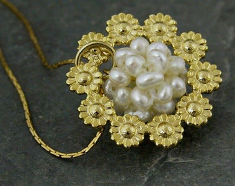 Cadeau pour mère de famille, collier de perles, collier cercle de fleurs en or avec grappe de perles biologiques blanches, collier de fleurs en or, bijoux en perles