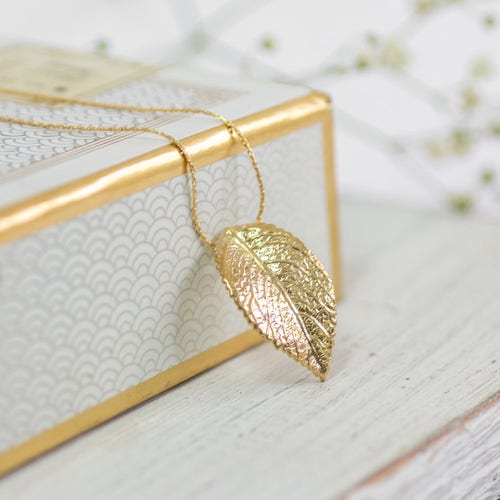 Gold Pendant Necklace, Leaf Necklace, Bridesmaid Jewelry, Gold Leaf Necklace, Women's shops Gift, Unique Bridesmaid Jewelry, Everyday Necklace