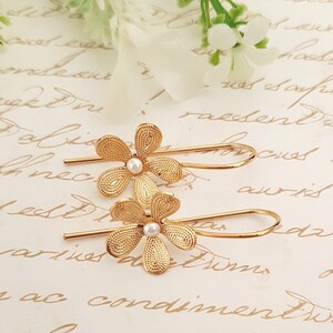 Gold flower Bridal Earrings, Gold Wedding Earrings, White Pearl Earrings, Bridesmaid Earrings, Gold Dangle Earrings Wedding Bridesmaid Gifts