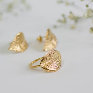 Puede incluir: Un juego de pendientes de hoja de oro y un anillo de hoja de oro. Los pendientes son peque&ntilde;os y delicados, mientras que el anillo es un poco m&aacute;s grande y presenta un dise&ntilde;o m&aacute;s intrincado.